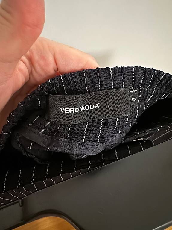 Pantaloni: Stoffhose Vera Moda Grösse 38 – Usato da Pfäffikon SZ venduto da Melanie335 2