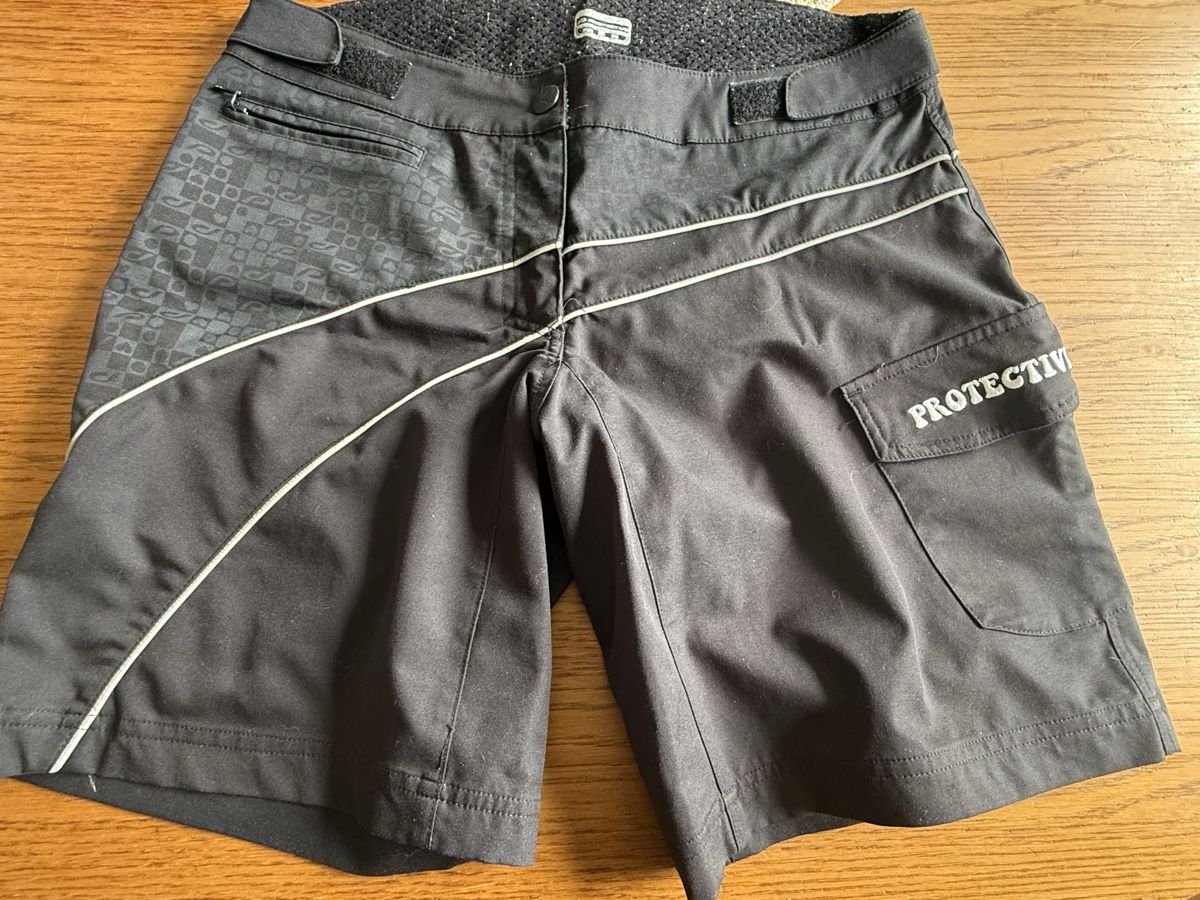 Canottiere & Pantaloni: Protective Fahrrad set gr 38 – Usato da Belp venduto da Lu96 1