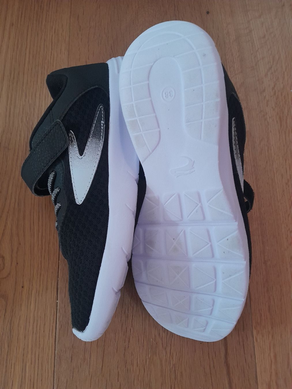 Scarpe per ragazzi: Hallenturnschuhe Gr 38 – Usato da Utzenstorf venduto da Schleimi007 2