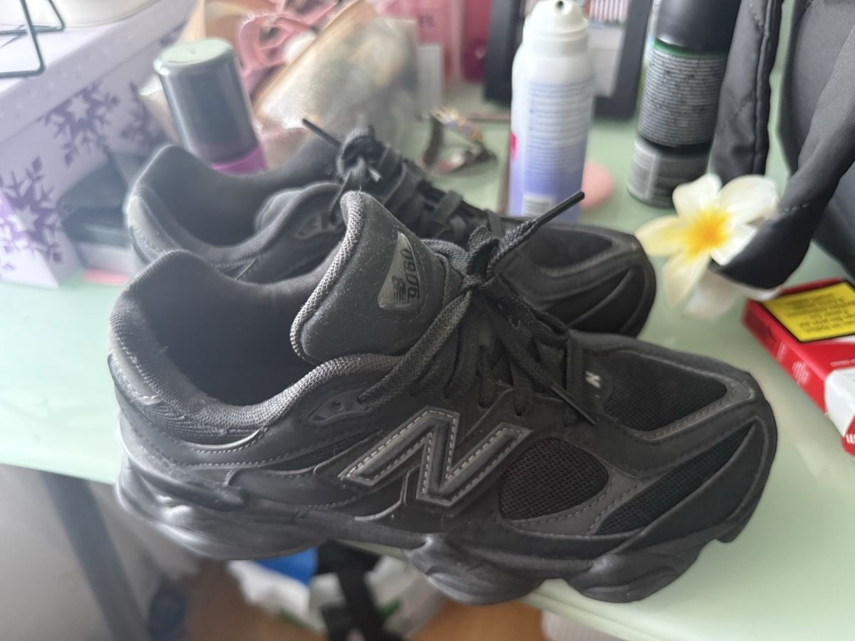 New Balance Damenschuhe: New Balance 9060 Schwarz  – Gebraucht aus Wikon von jessi_35