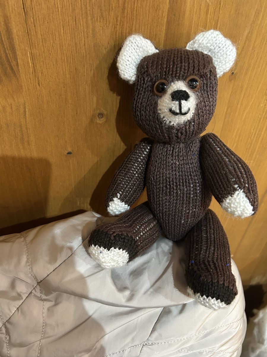 Giocattoli: liebenswerter handgestrickter Teddybär – Nuovo (secondo la descrizione) da allschwil venduto da basel5 2