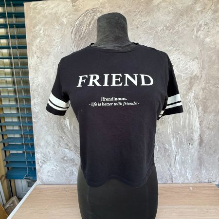T-shirt noir imprimé "FRIEND" femme