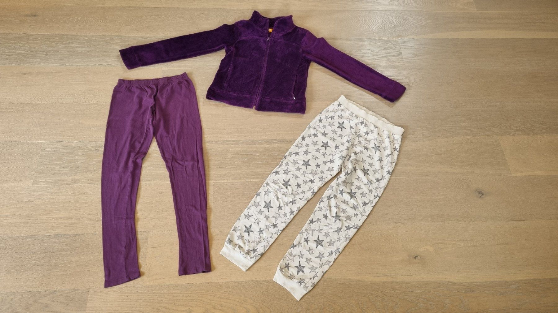 Lotti & Set di vestiti: Paket: Plüsch-Pulli/Kuschel-Jäggli + 2 Pyjamahosen - Gr.152 – Usato da Neftenbach venduto da DanielaS01020304