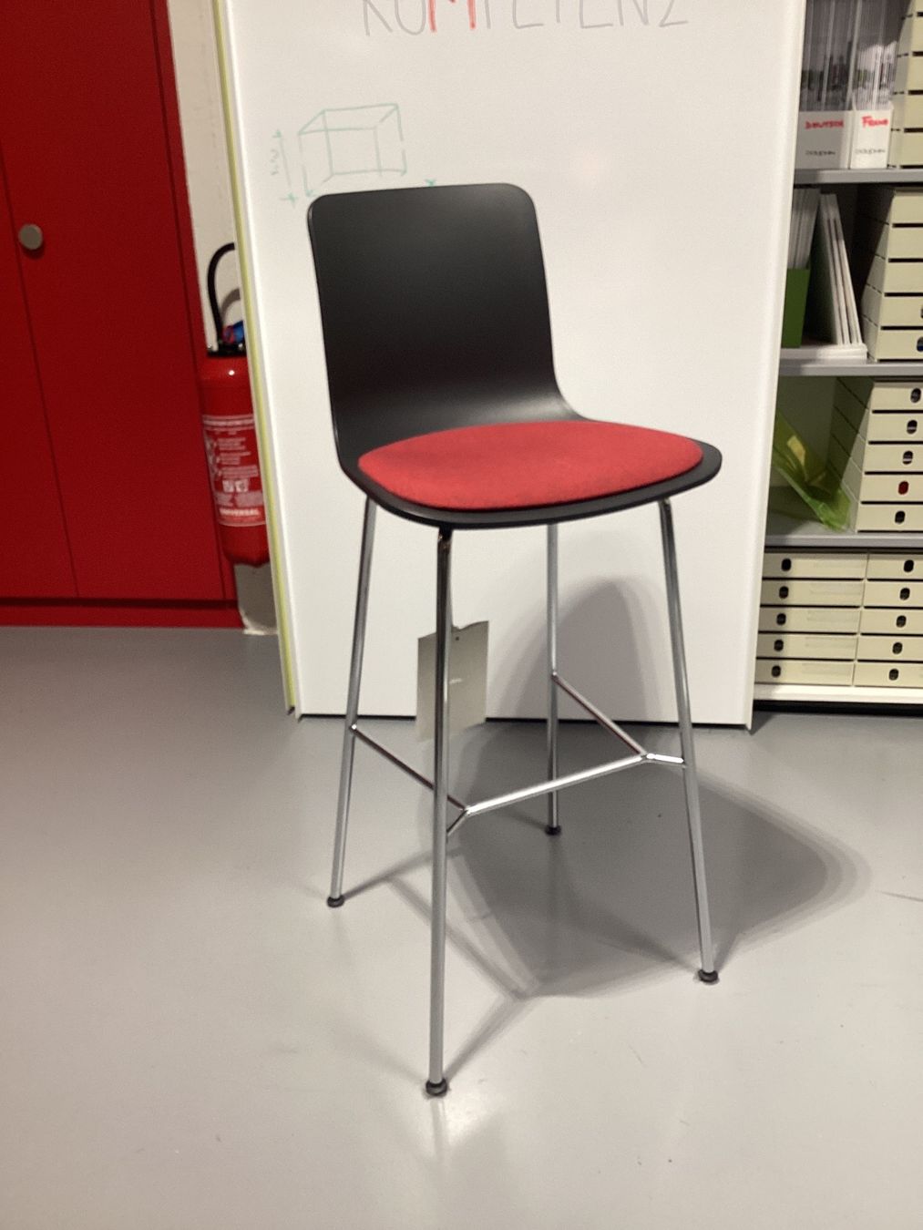 Vitra Hochstühle: Vitra HAL Stool High Barhocker, mit Sitzpolster – Neu (gemäss Beschreibung) aus Biel/Bienne von Bureaurama