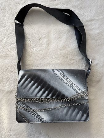 Schultertasche schwarz mit Kettendetail 