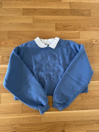 Bershka Sweatshirt Je ne sais quoi Blau Gr. S