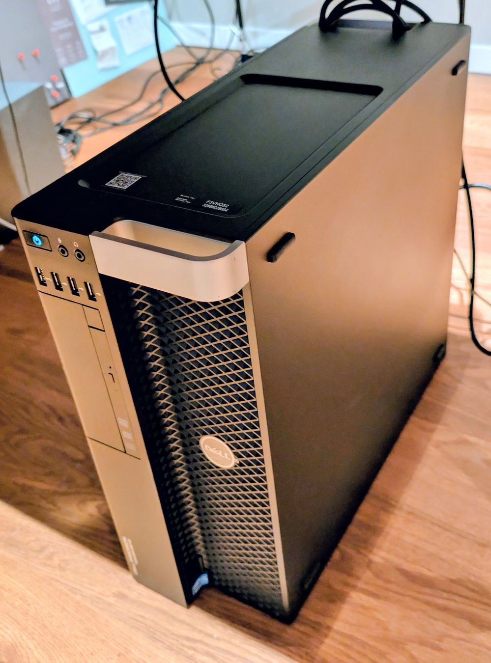 Dell PC: Dell Precision 5810 Tower Workstation und 2 Monitore 24" – Usato da Sissach venduto da Dshock0 1