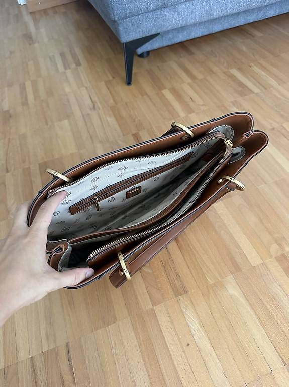 Borse da donna: Tasche von Guess Cognac – Nuovo e nell'imballaggio originale da Steffisburg venduto da mde_sf5x 1