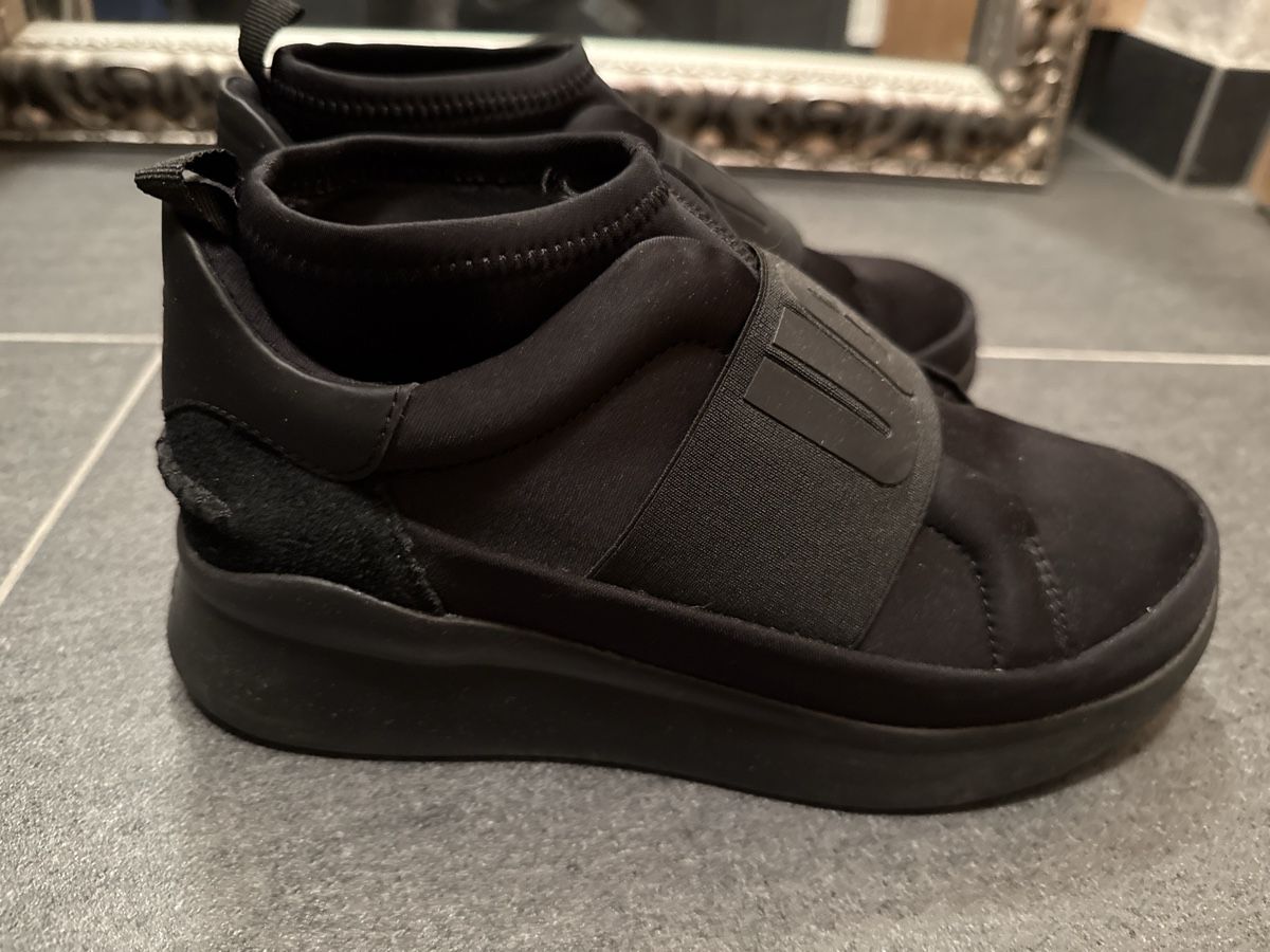Ugg Chaussures femmes: Scarpa ugg – D'occasion à Sion par marca75 2