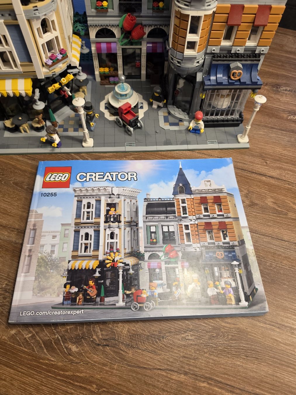 Lego Kit di costruzioni: Lego 10255 Creator Stadtleben – Usato da Fischbach LU venduto da Micra3 1