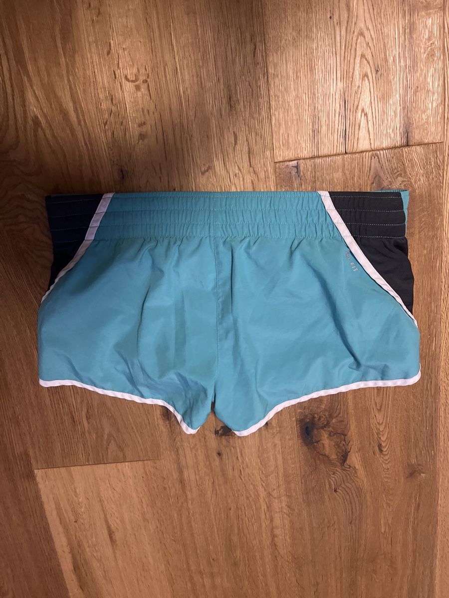 Nike Hosen: Nike Kurze Sporthose türkisch blau – Gebraucht aus Effretikon von erbaeff 2
