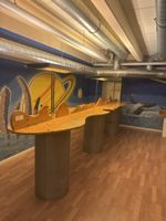 Grand comptoir design en bois avec éclairage intégré