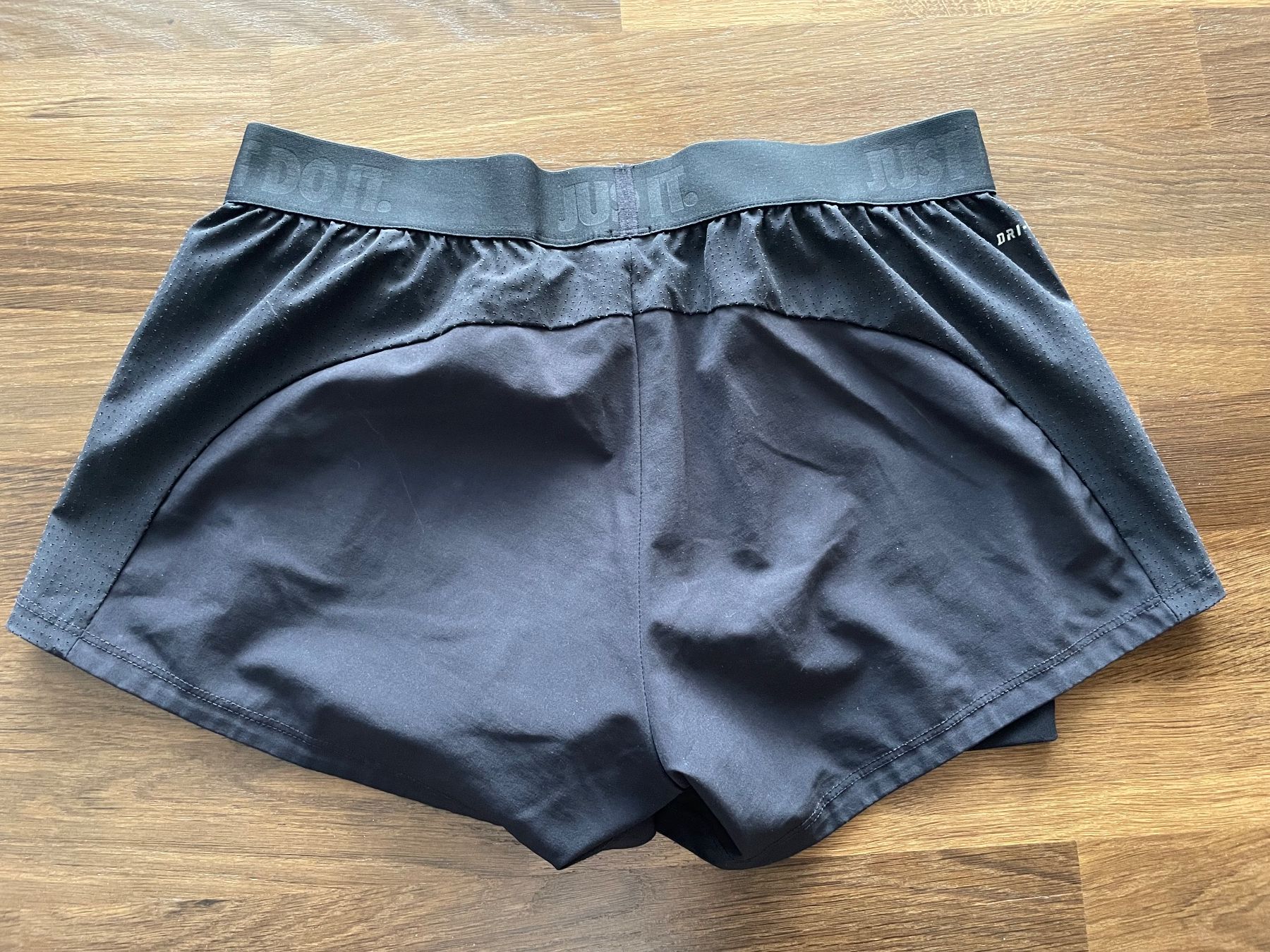 Nike Pantaloni: Nike Short 2in1 – Usato da Olten venduto da B3ren 1