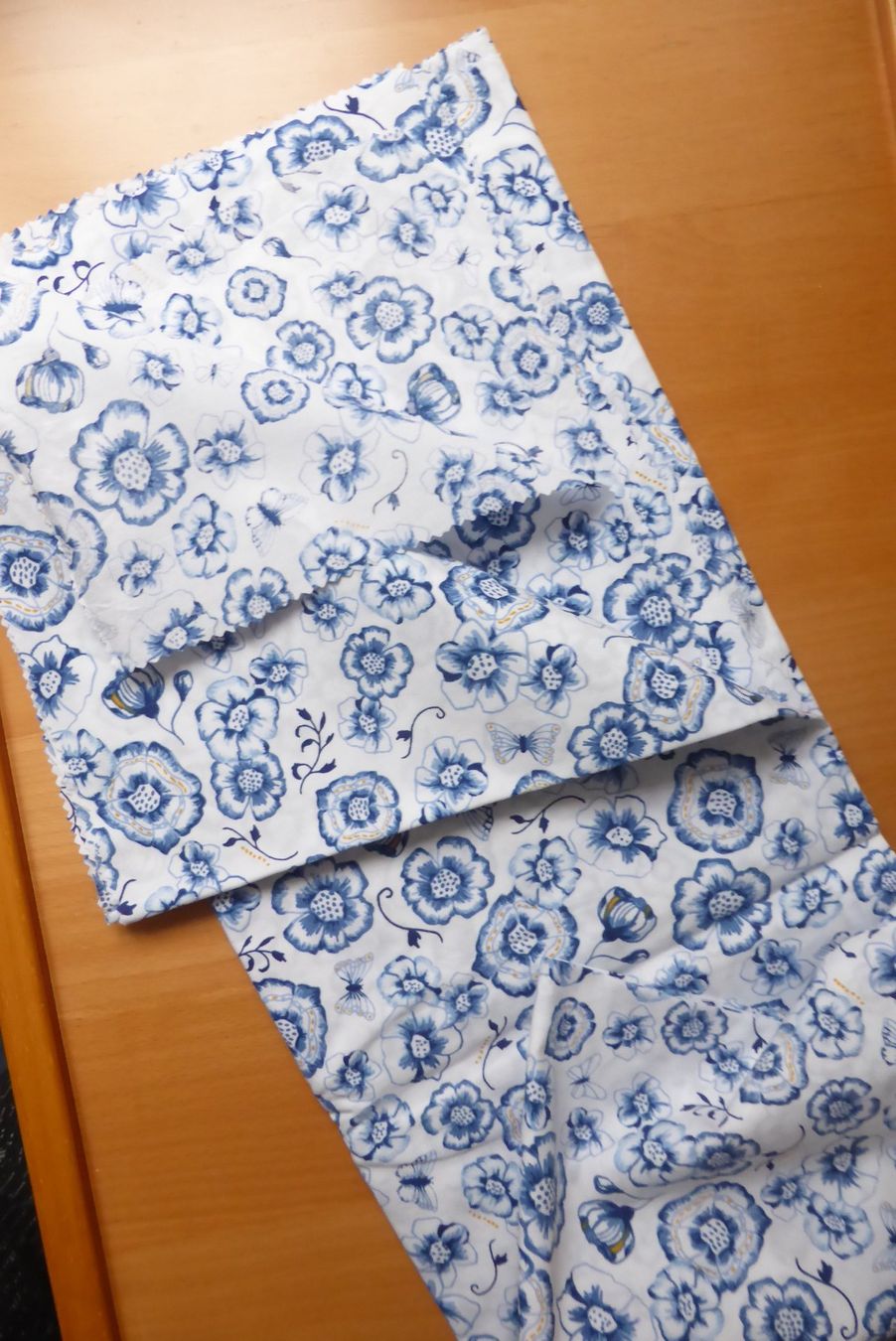 Stoffe: Patchwork BW - blaue Mohnblumen auf weiss - 64 x 72 cm – Neu (gemäss Beschreibung) aus Brunnadern von pinkfaden