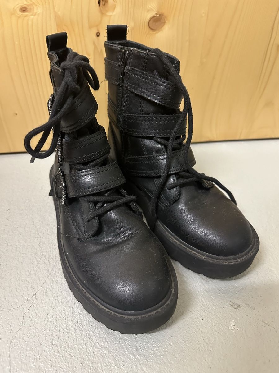 Zara Chaussures filles: Schwarze Schnürboots mit Schnallen Gr. 33 – D'occasion à Zürich par Schoekin 1