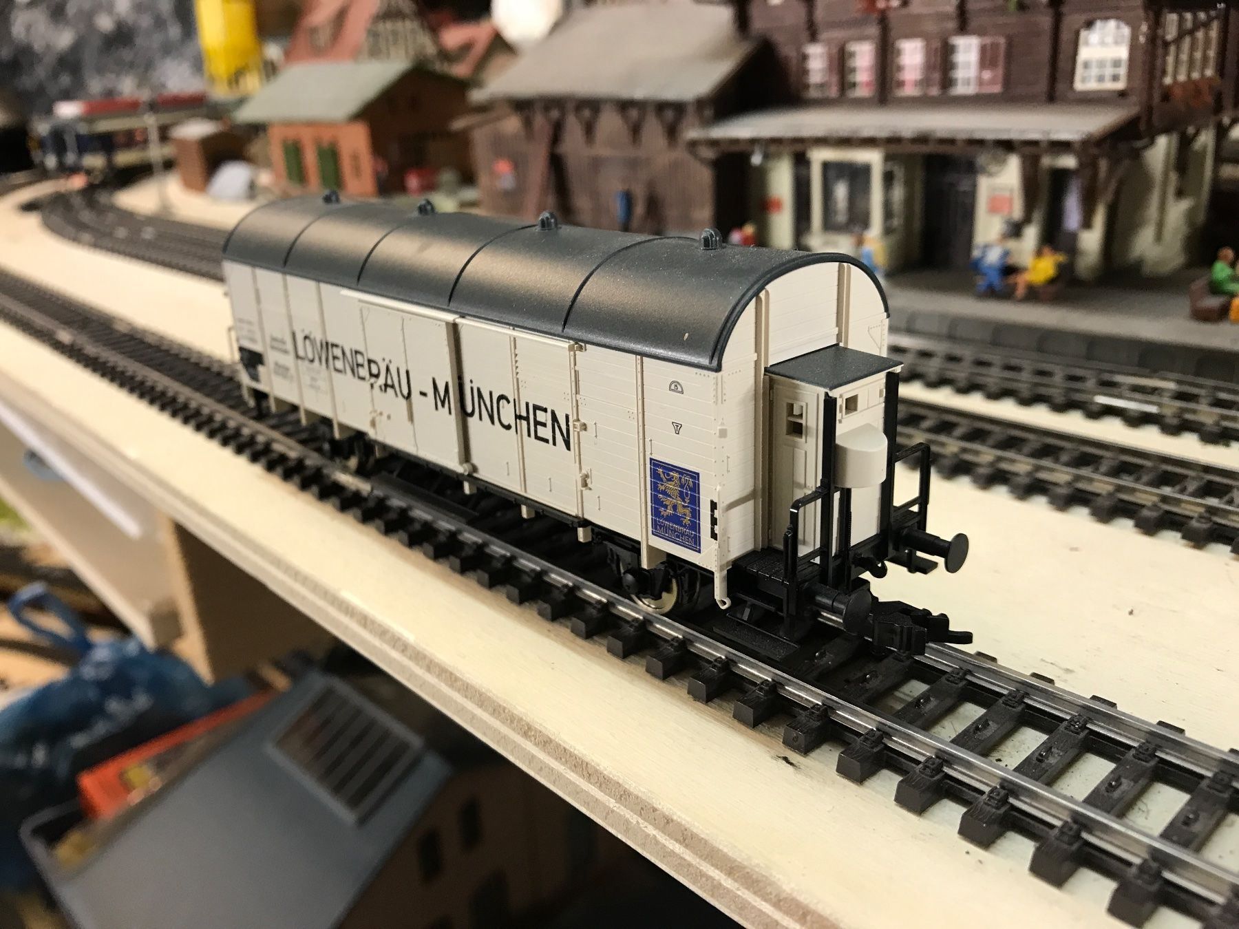 Fleischmann Modellini di ferrovie: Fleischmann Löwenbräu – Nuovo e nell'imballaggio originale da Gossau SG venduto da Krokodil344 1