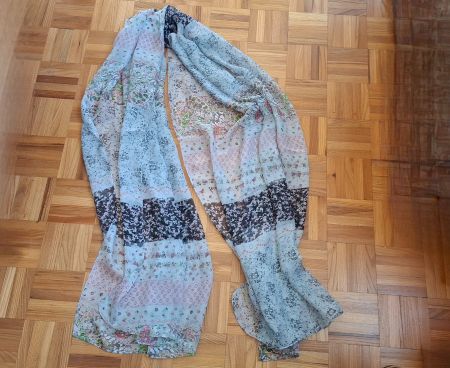Foulard gris à motifs/Schal grau gemustert
