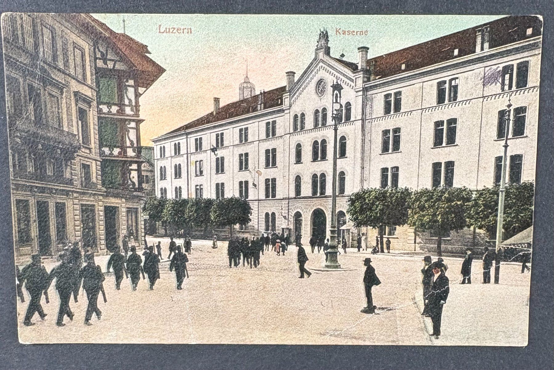 Cartoline postali: ANSICHTSKARTE SCHWEIZER ARMEE 1907 KASERNE LUZERN – Usato da Ostermundigen venduto da Heavenmaus75
