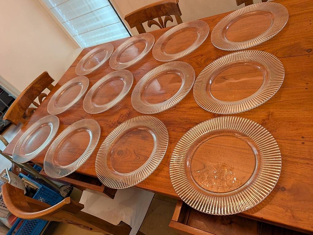 Piatti: 12 Platzteller Glas 32 cm, klar mit Strahlenrand – Usato da Zürich venduto da McFlurry49