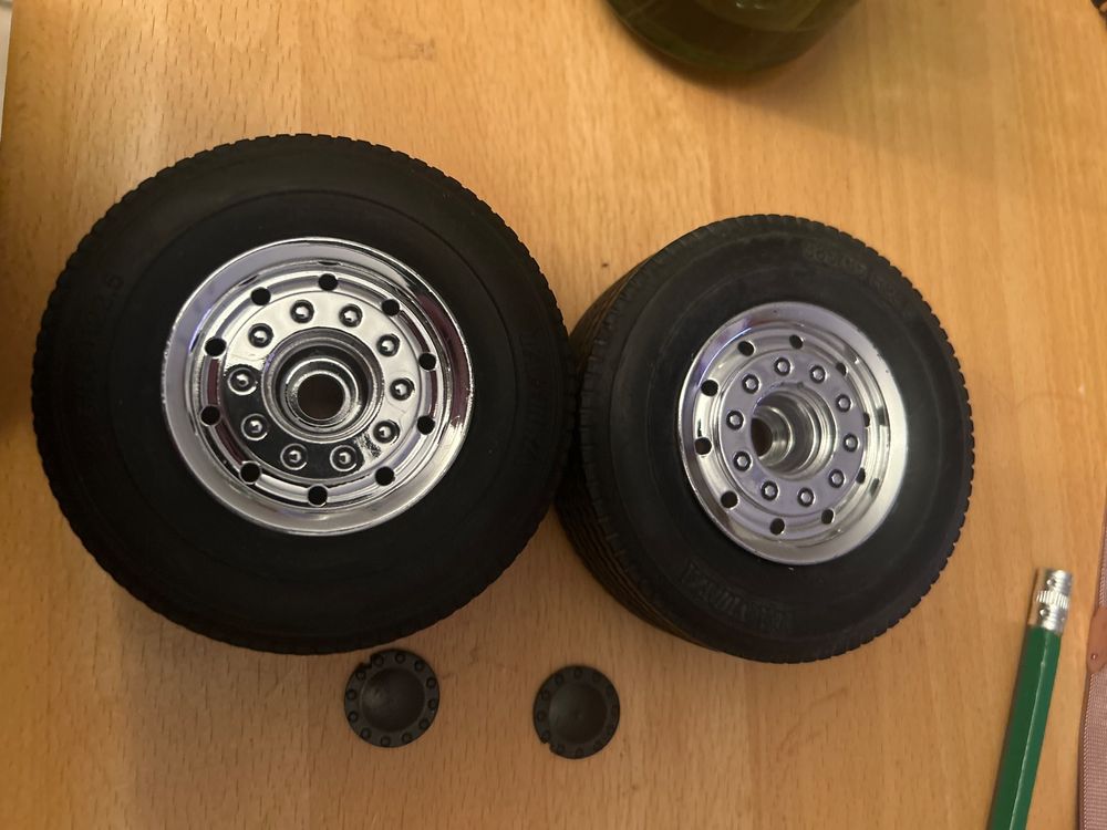 Lot Tamiya camion TT 02 pneus et jantes - Modélisme