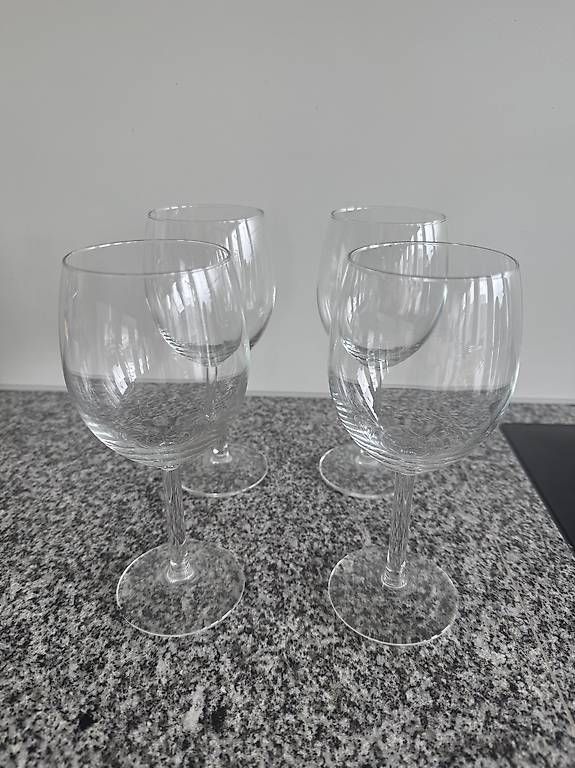 Ikea Bicchieri: Ikea SVALKA Weingläser, 4 Stück, 30 cl – Usato da Bern venduto da mon_2lbl
