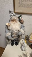 Deko Weihnachtsmann mit Laterne und Beerenkorb 40cm