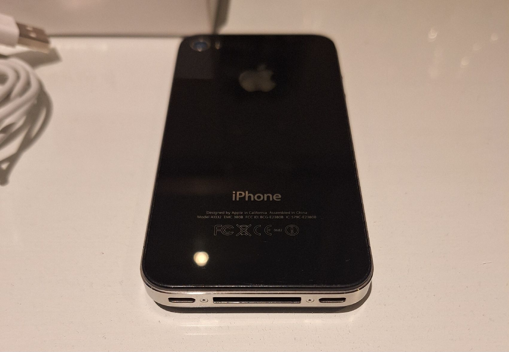 Apple Telefoni cellulari / Smartphones: Apple iPhone 4 schwarz Retro Smartphone mit Originalverp. – Usato da Sissach venduto da luvama 2