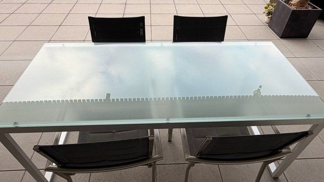 Pfister Tavoli: Zeitloser Ess- oder Bürotisch mit Glasplatte und Alugestell – Usato da Oberhofen am Thunersee venduto da StefanAlex 1
