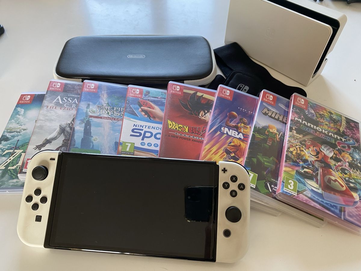 Nintendo Console: Console Nintendo Switch OLED + 8 jeux + accessoires – Nuovo (secondo la descrizione) da Vevey venduto da sasa2008