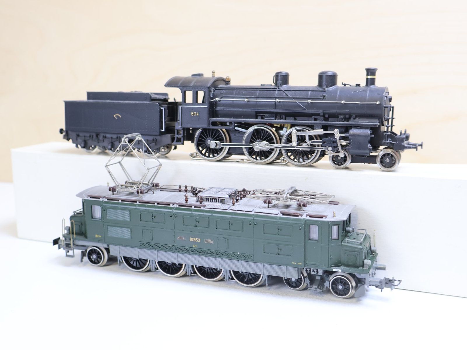 Liliput Modellini di ferrovie: Doppelpack 2 x Liliput SBB Dampflok / Ae 4/7 E-Lok H0 AC – Usato da Winterthur venduto da Monstera