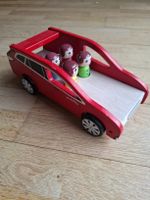 Rotes Holzauto mit 4 Spielfiguren - tolles Spielzeug!