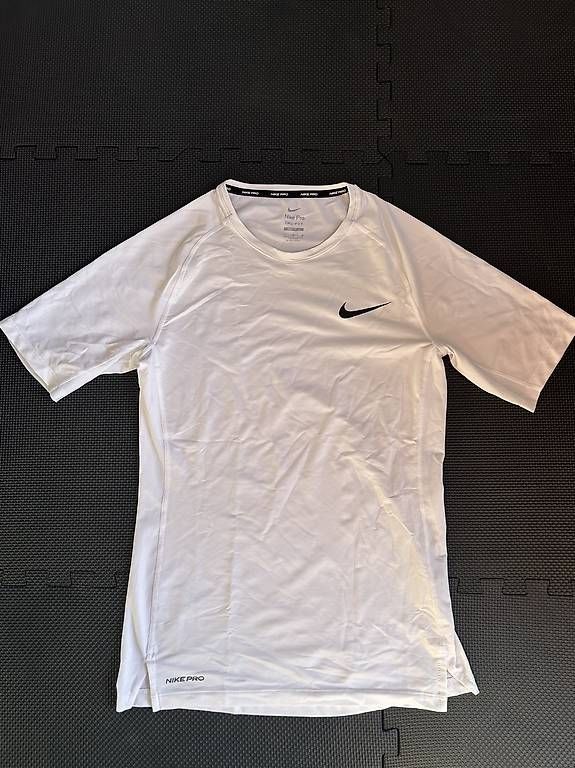 T-shirt: T-shirt Nike Pro Compression blanc  Taille L – Nuovo e nell'imballaggio originale da Areuse venduto da lou_p7yx