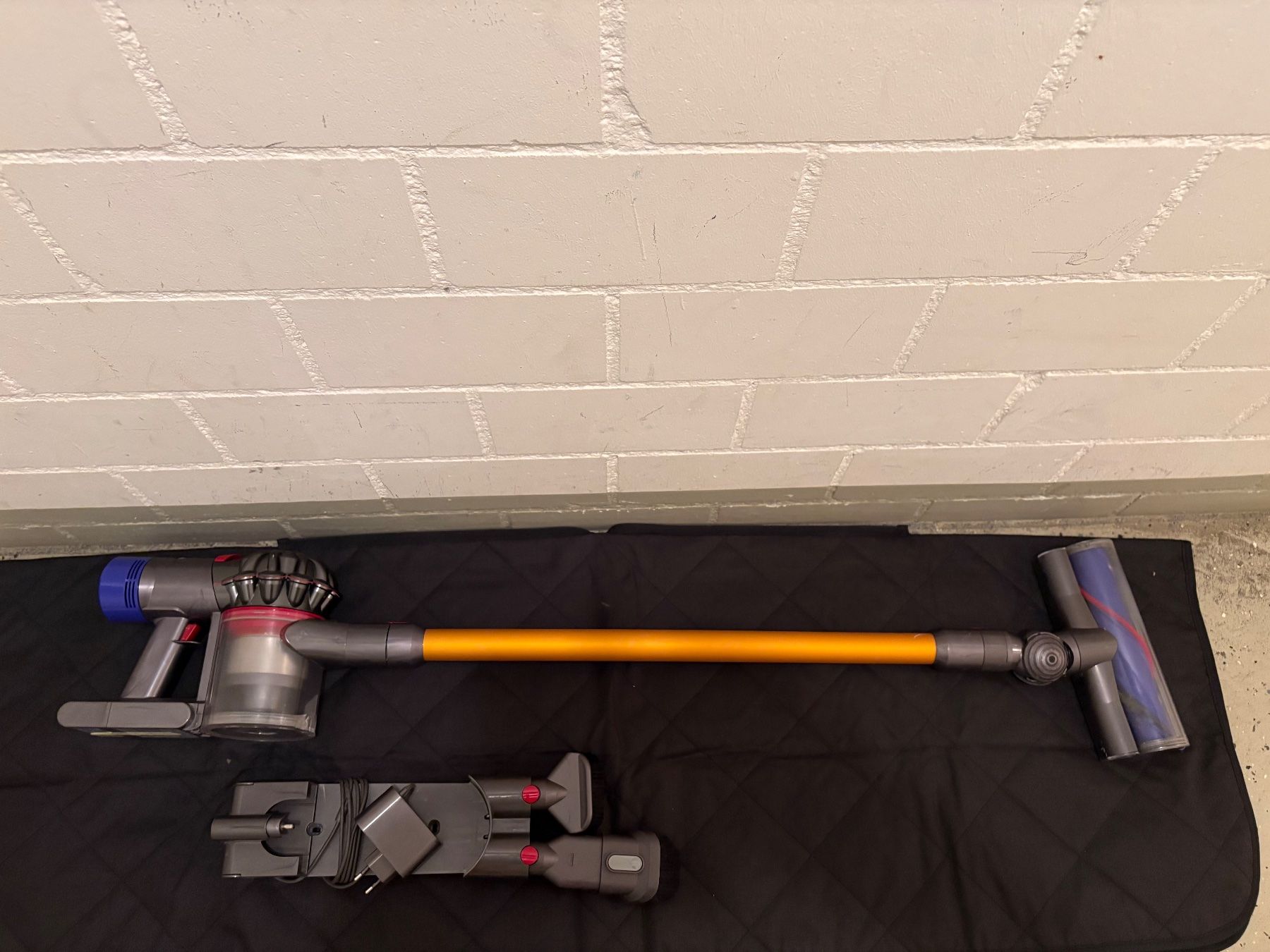 Dyson Aspirapolveri & Accessori: Dyson V8 absolut Handstaubsauger mit Zubehör – Usato da Lausen venduto da sen_jm7c 3