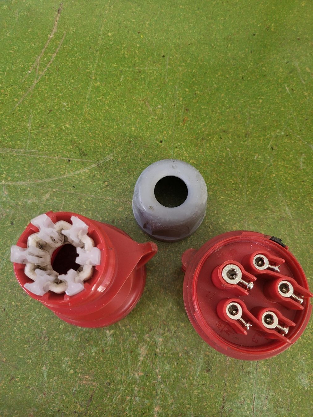 Spine: CEE 32 Stecker 2St. – Usato da Unterschächen venduto da Fixu86