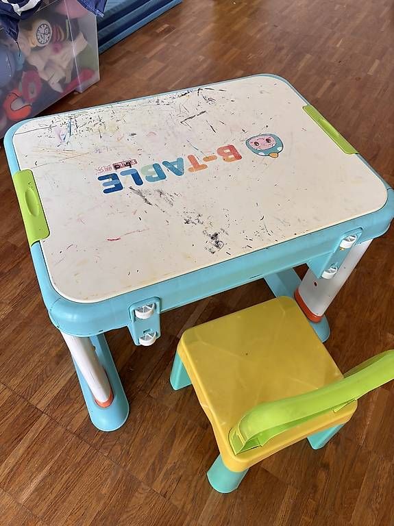 Tische: Kindertisch mit Stuhl und wendbarer Platte – Gebraucht aus Zürich von ne0phis 1