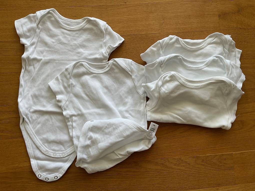 Lotti di vestiti: Kurzarmbody / T-Shirt / Dünne Pullover Grösse 74 mit Socken – Usato da Windisch venduto da kassandra23 2