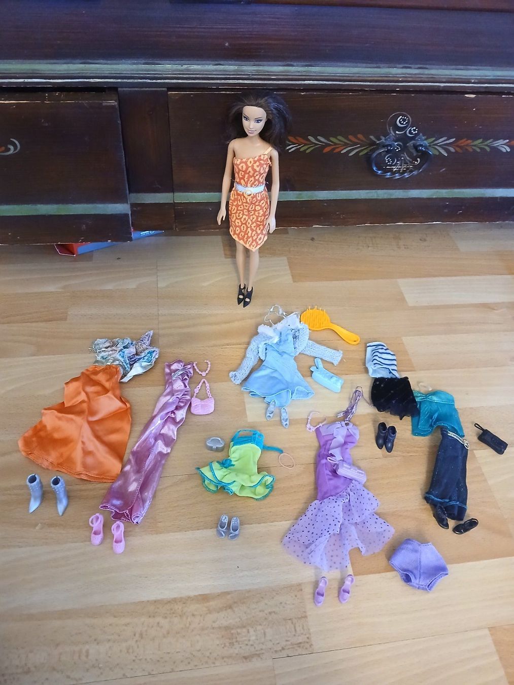 Hasbro Puppen: Braunhaarige Barbie – Gebraucht aus Bärschwil von kik_c28v