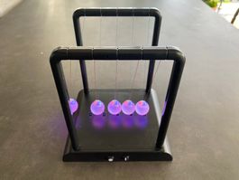 LED Newton-Pendel – mit Leucht- und Blinkfunktion