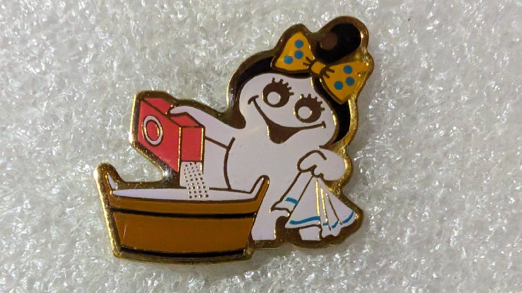 Plaketten & Abzeichen: Ansteckpin 215: Maga Bio – Gebraucht aus Oppligen von Pin-Fall-Shop