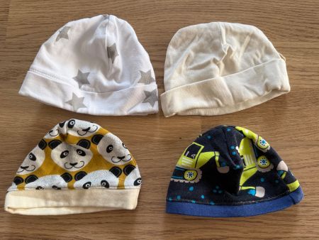 4 neuwertige Mützen/Kappen für Babys, Grösse 0-3 Monate/39