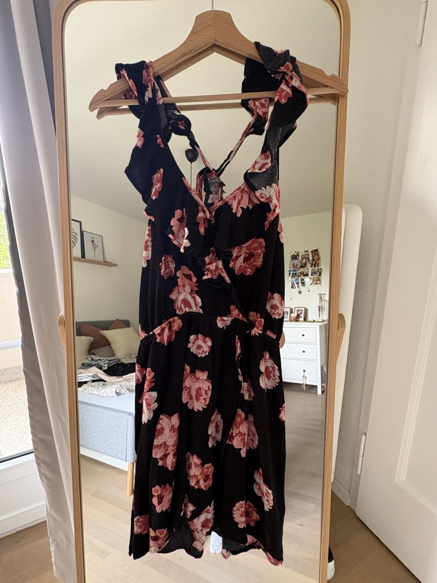 Robes: Kleid BECOOL Blumenmuster – D'occasion à Bern par Janina.Leandra