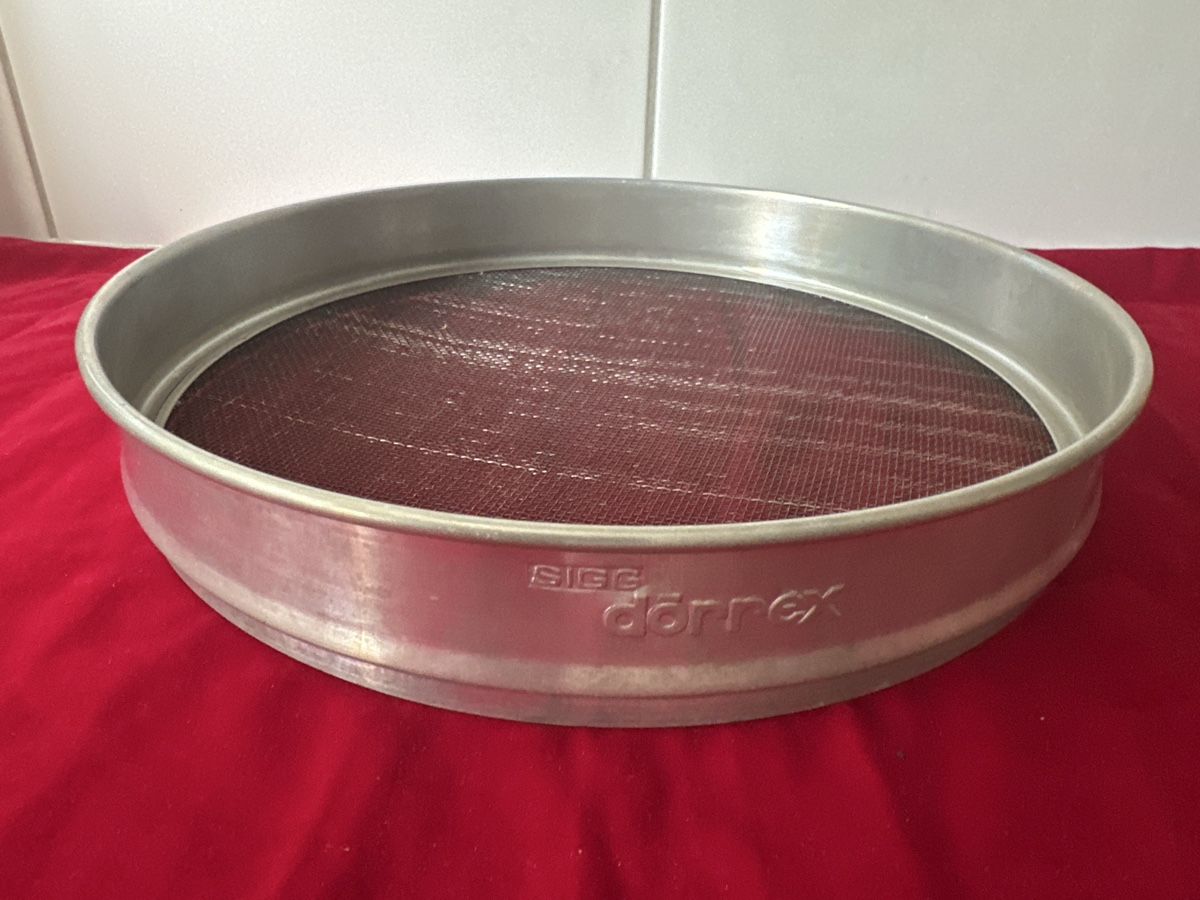 Sigg Küchengeräte: Sieb Dörrex Metall Sieb Durchmesser ca. 30cm SIGG – Gebraucht aus Zürich von Chaeffeler