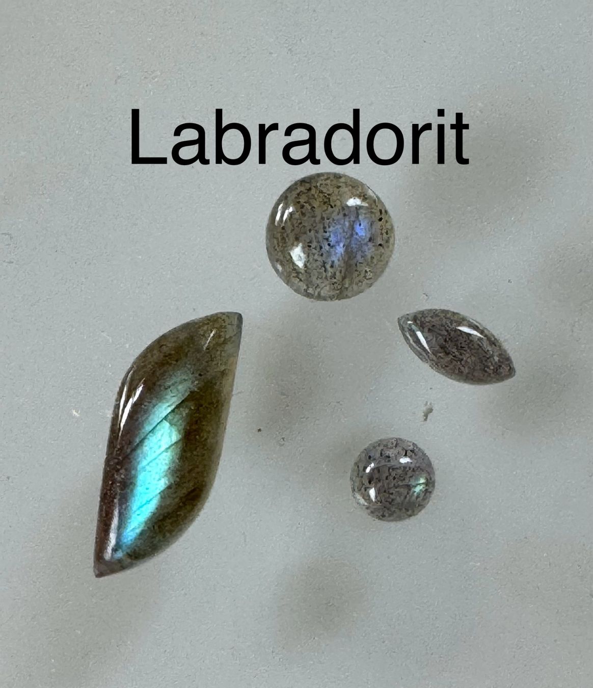 Minerali & Pietre curative: 4 exclusive leuchtende Labradorit Cabochons – Nuovo e nell'imballaggio originale da Leuggern venduto da gemshow