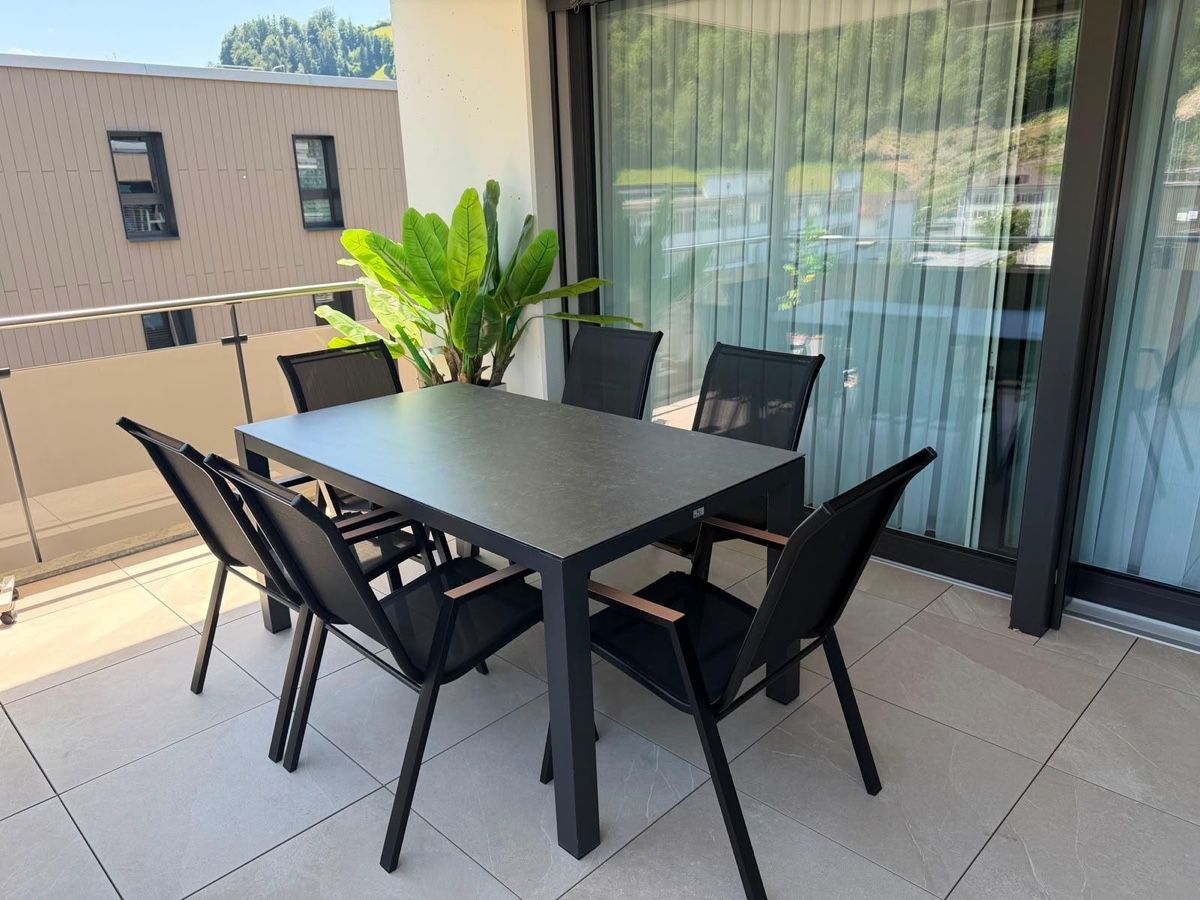 Set di tavolo e panche: Gartentisch mit 6 Stühlen – Usato da Ebikon venduto da JAKOV17
