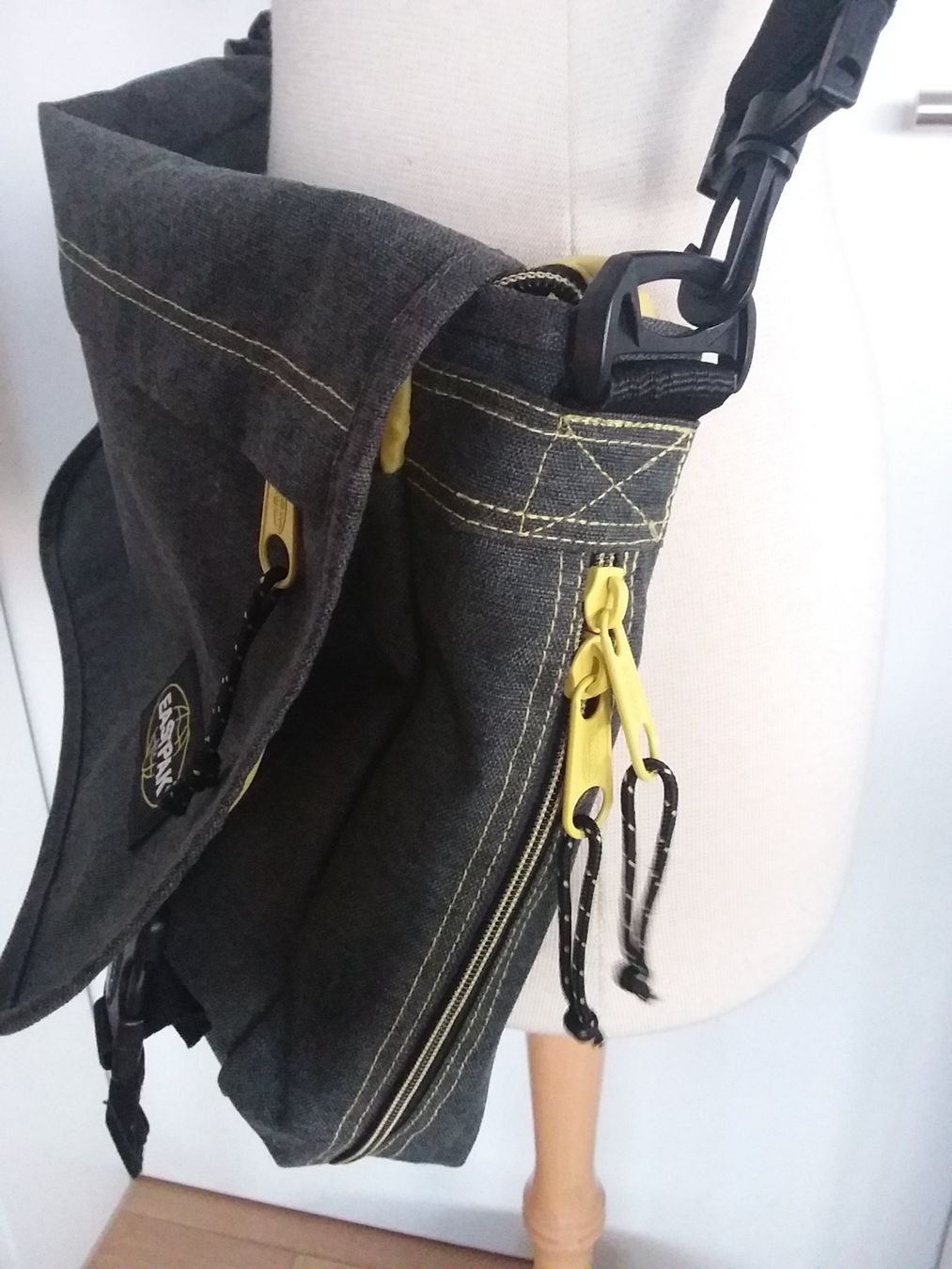 Eastpak Borse: EASTPAK grosse Umhängetasche, grau – Usato da Uitikon Waldegg venduto da Risibisi7 2
