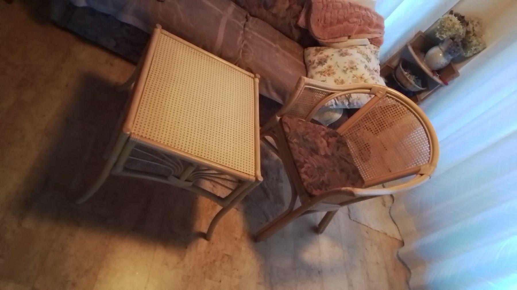 Set di tavolo e panche: Rattantisch mit 2 Stühlen mit Sitzpolster, neuwertig. – Usato da Oberurnen venduto da DVDL