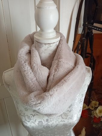 Echarpe tube fausse fourrure couleur beige très bon état
