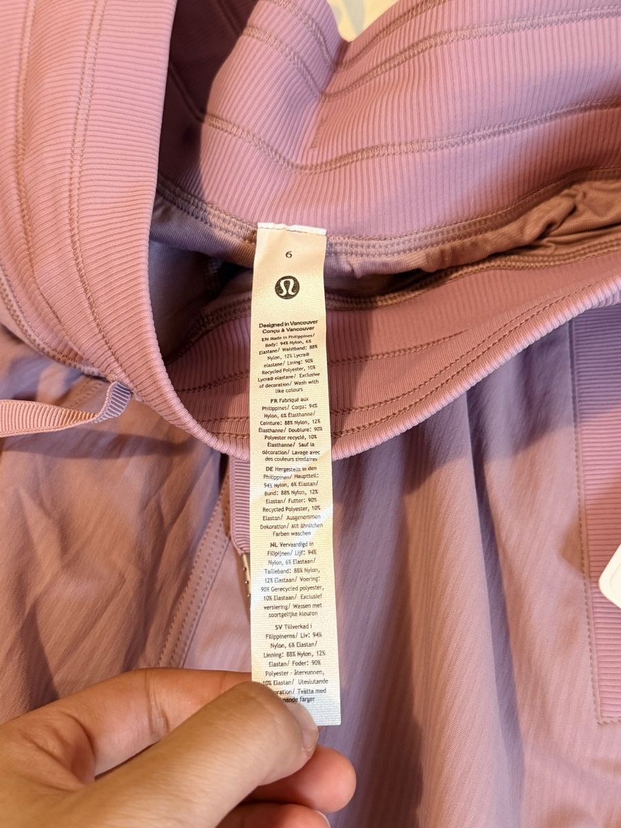 Lululemon Pantalons: NEW lululemon Dance Studio Mid-Rise Lined Pant Regular 6 – Neuf (Voir description) à Regensdorf par Let-me-win-please 3
