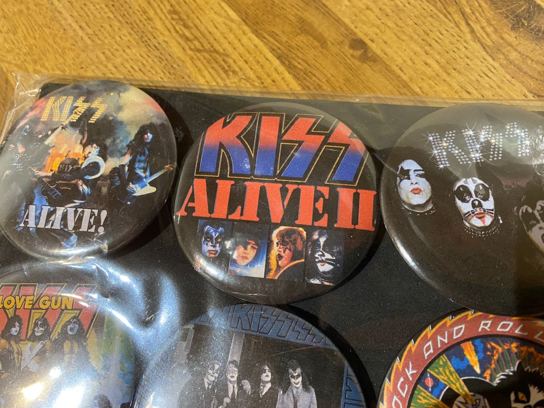 Calamite: Kiss Pin Badges, Neu! – Nuovo (secondo la descrizione) da Basel venduto da FatCatPacksTheRatt 4