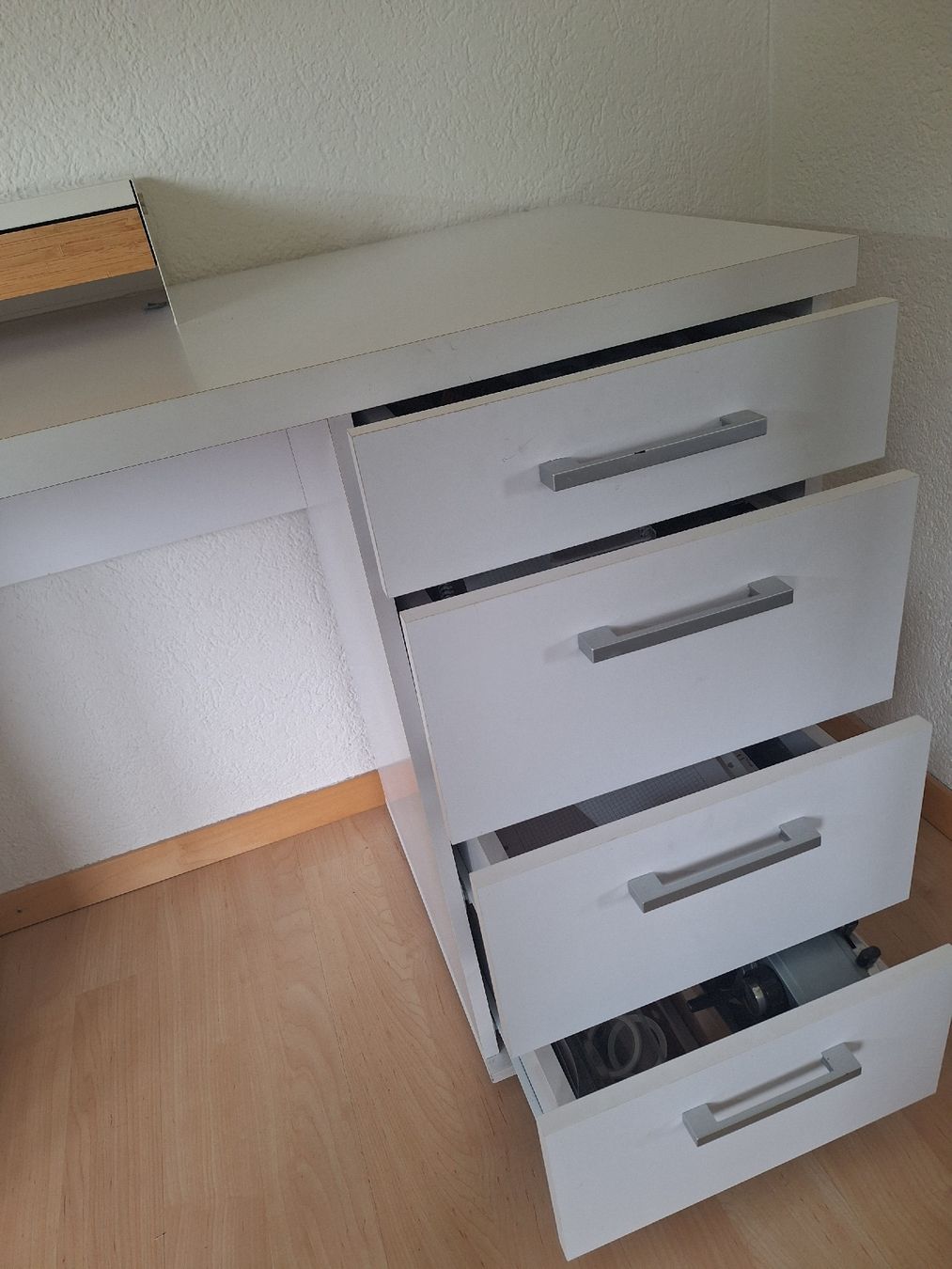 Schreibtische: Pult weiss – Gebraucht aus Bremgarten b. Bern von tiz_x5xc